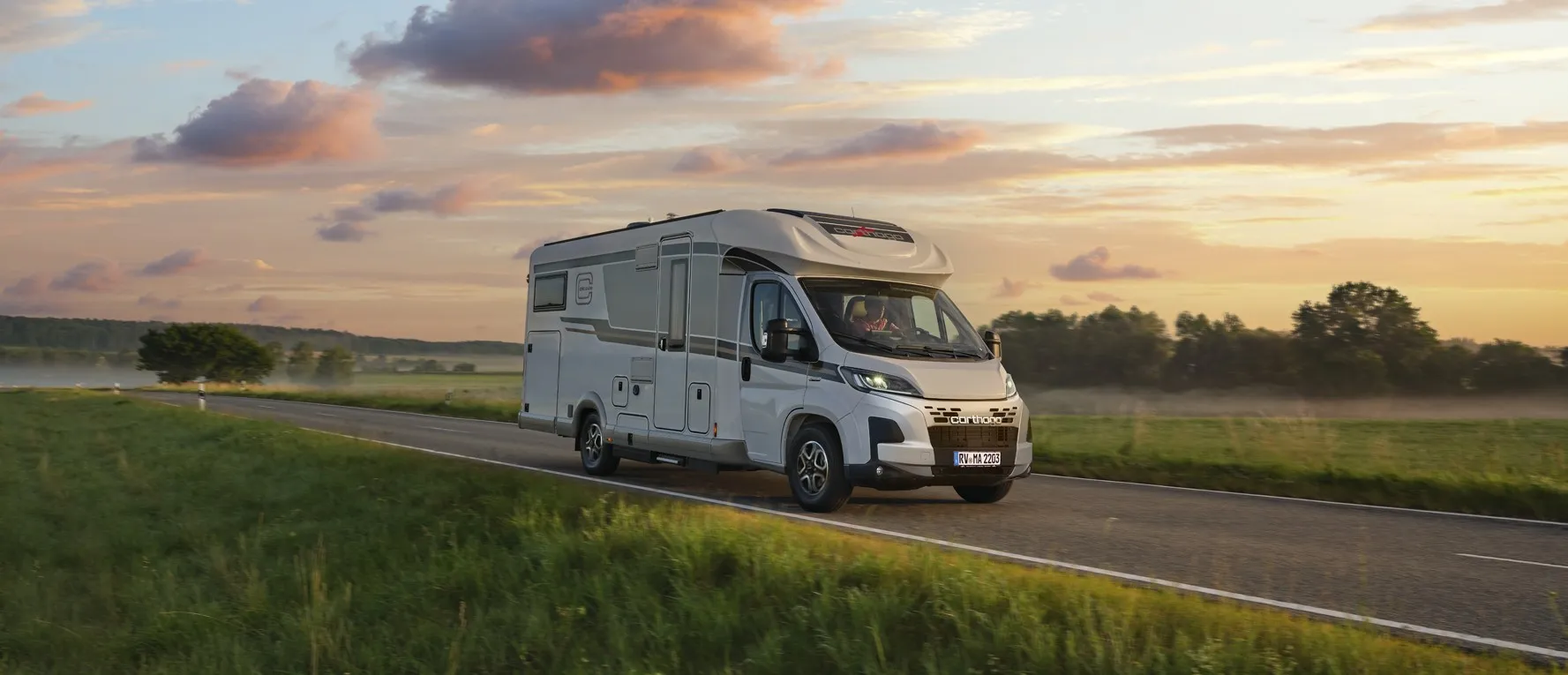 Model van een automerk in de hero van de website